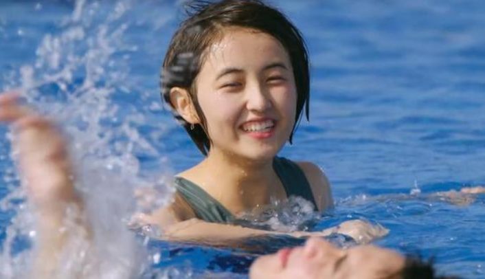 张子枫 张子枫晒素颜照，皮肤好到像婴儿，大方分享自用的“精华”，网友：便宜