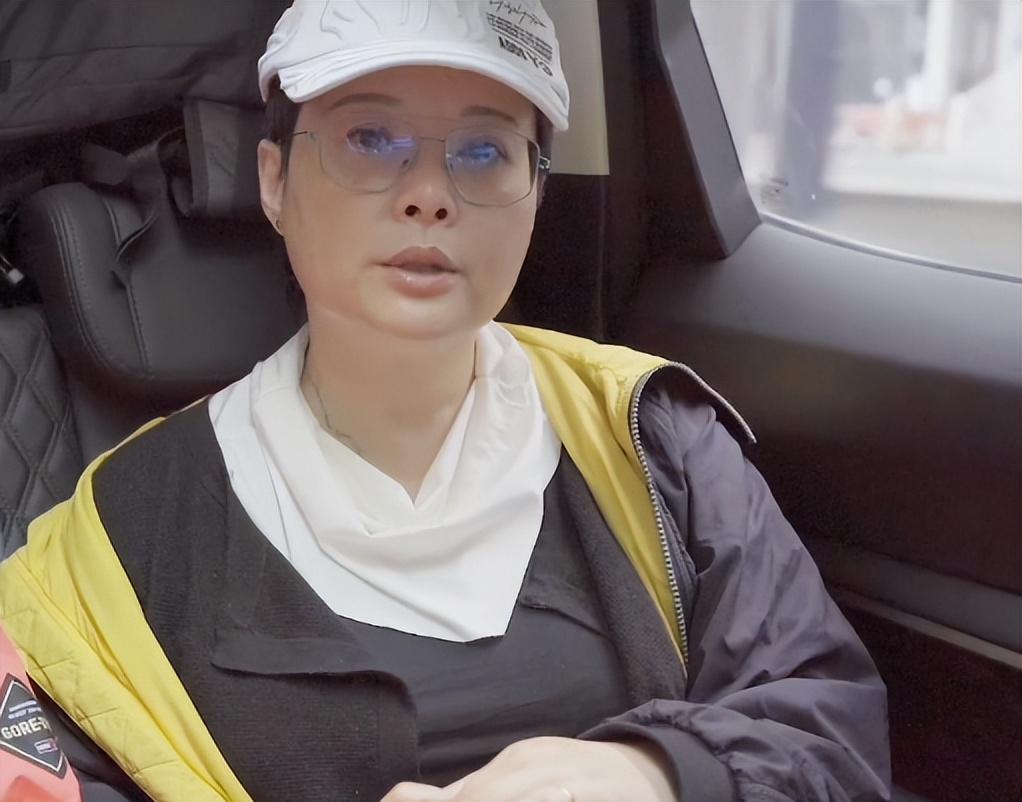 袁立|50岁袁立晒办公生活，边吃盒饭边跟员工唠嗑，还坐2元公交上下班