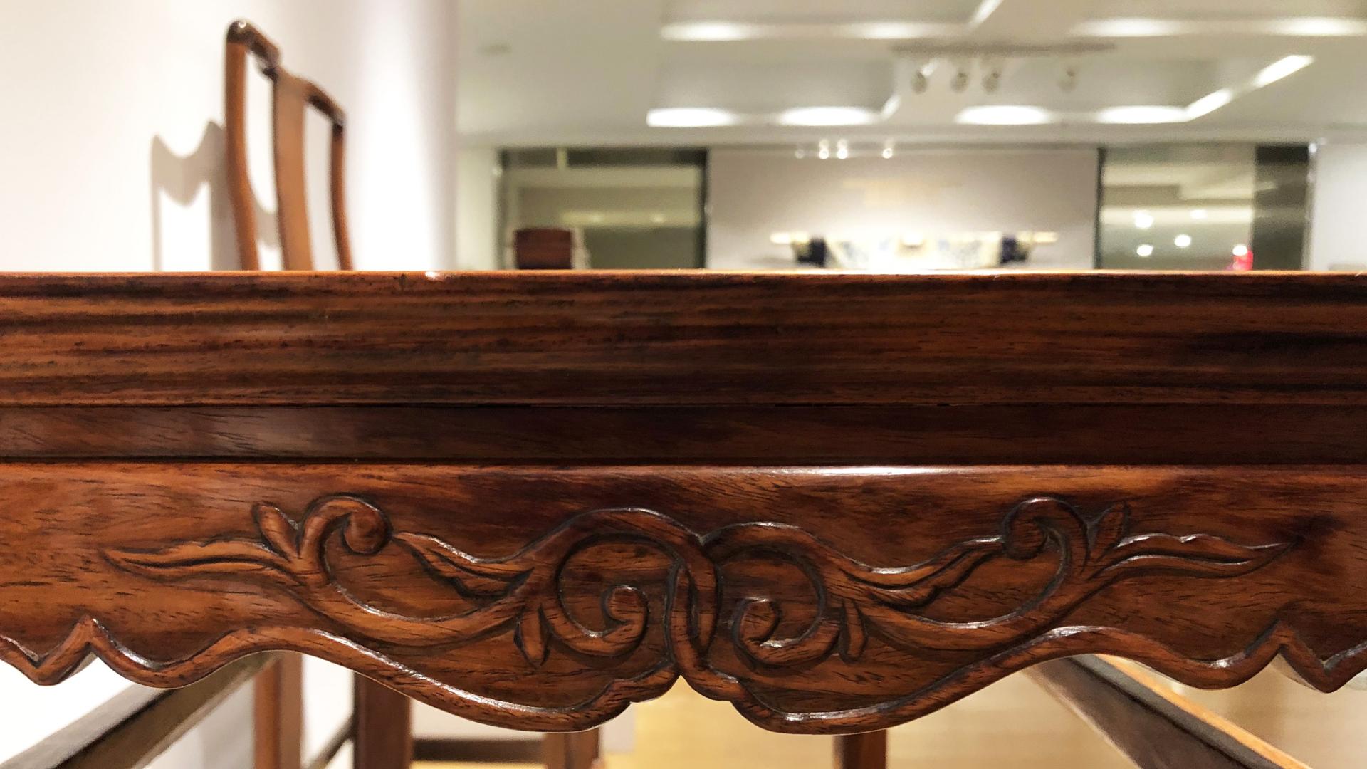 |纹理清晰、油性强，黄花梨小桌细节有代表性