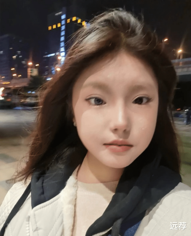女孩一只眼睛天生是蓝色引热议!网友:充满灵异的美!