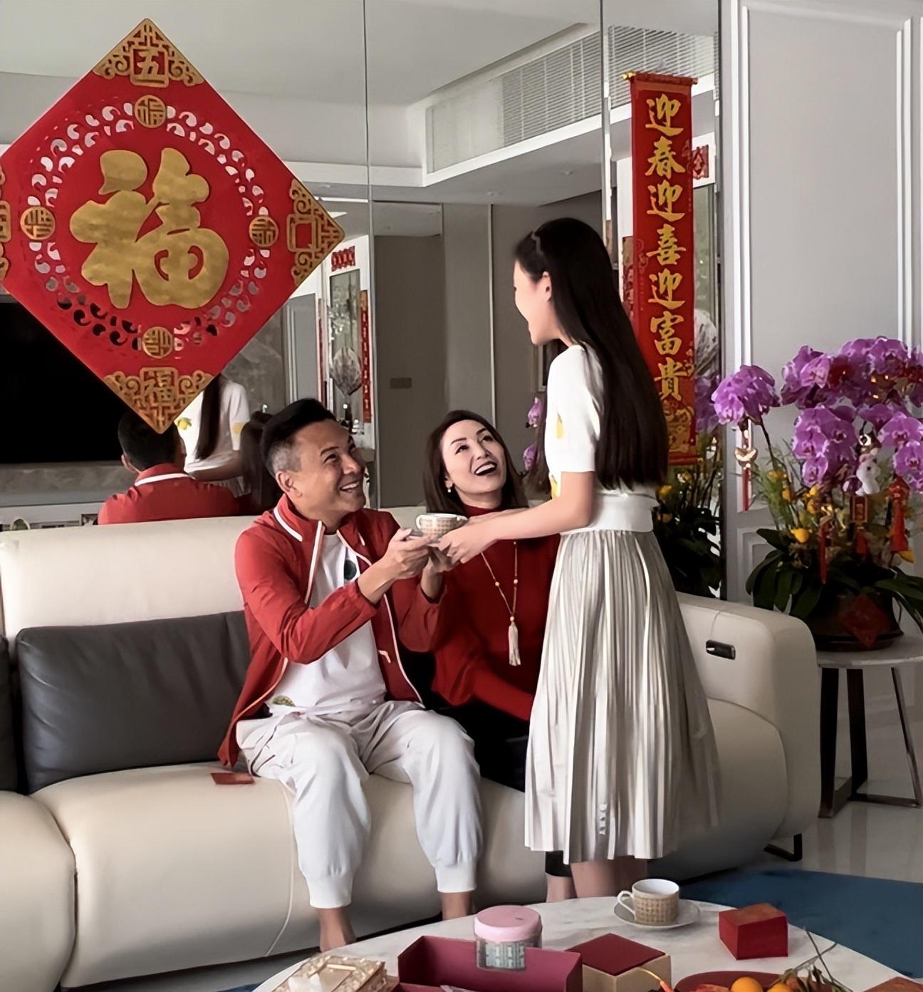 熊黛林|熊黛林全家福曝光:双胞胎女儿颜值差距大,其法令纹抢镜状态疲惫