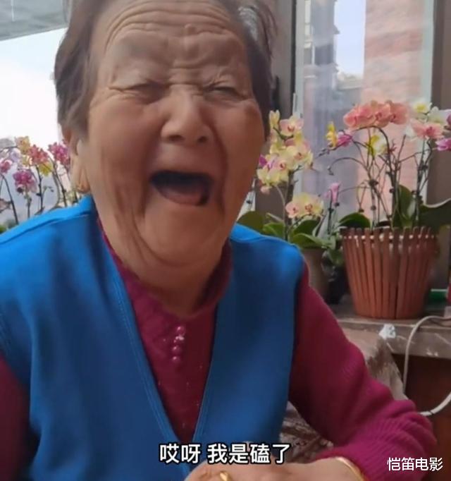 93岁妈妈偷偷给女婿洗袜子，被女儿发现后妈妈表情亮了