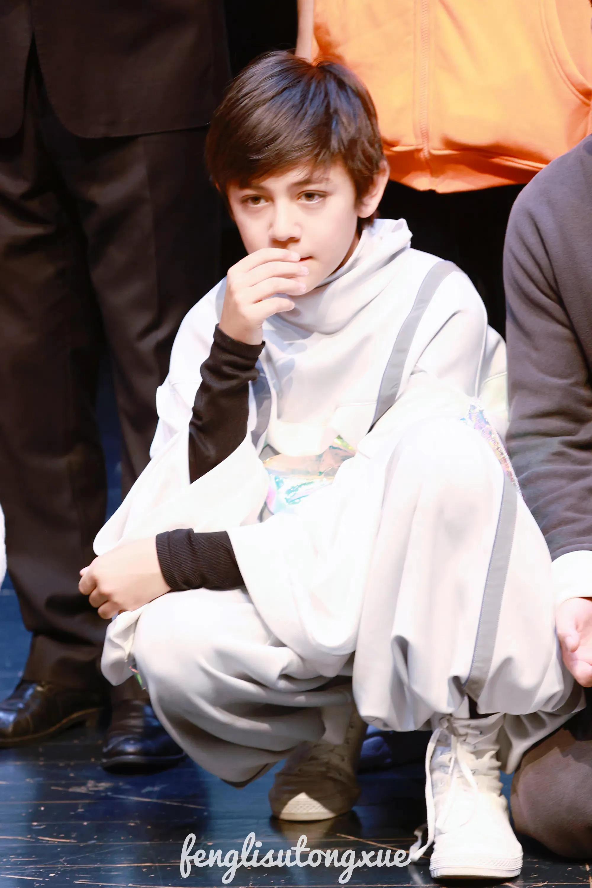 霓娜|刘烨俩儿女出席戏剧发布会,12岁诺一帅气如王子,霓娜漂亮有气质