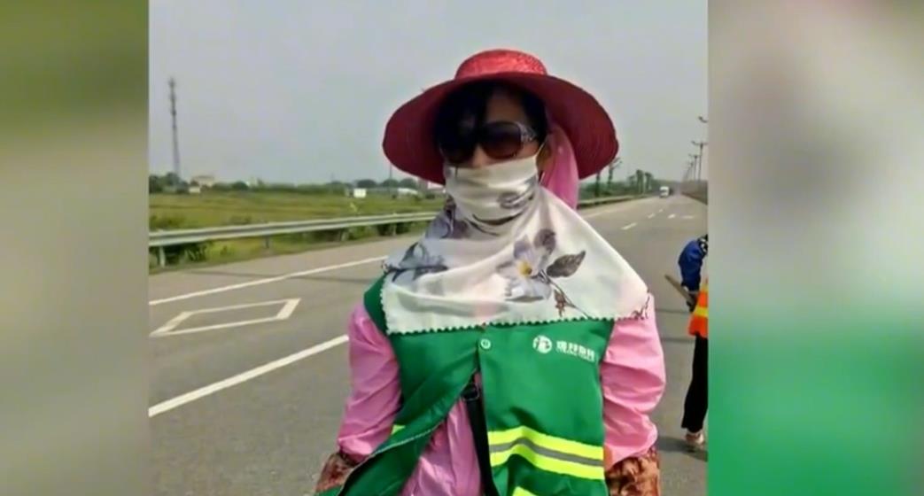 让儿子下跪磕头才给学费,又偷卖儿子婚房,老了却要儿子赡养