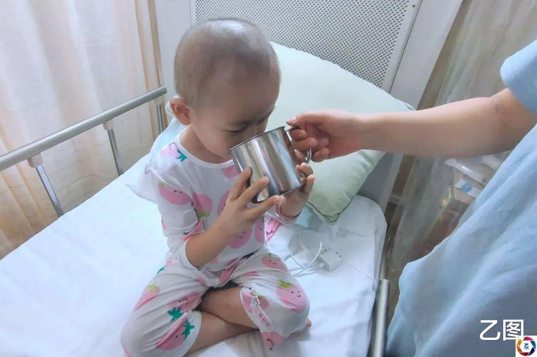 女孩患病后感受不到疼痛,咬掉6颗牙齿满嘴鲜血,漂亮妈妈心碎