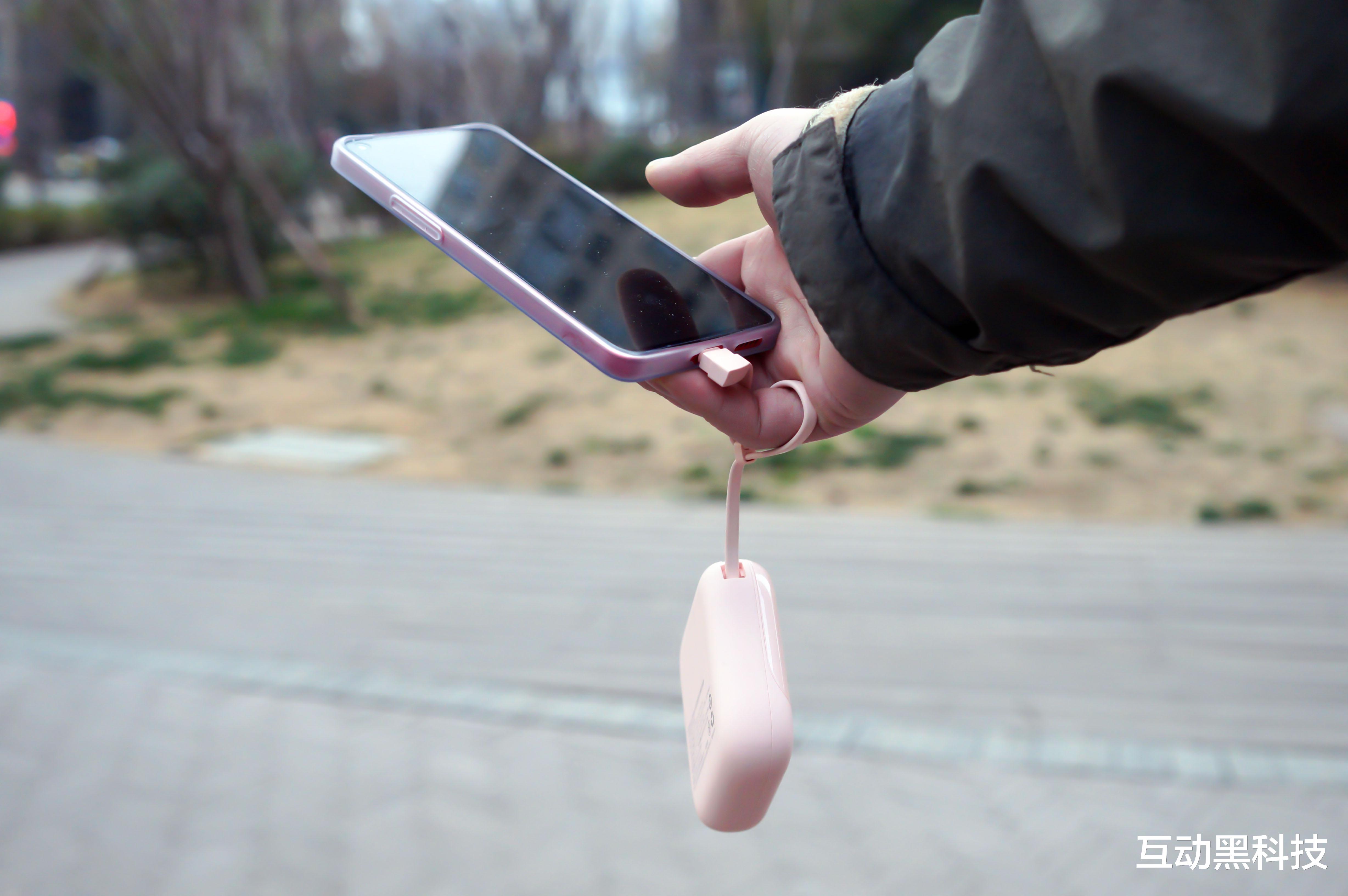 英特尔|迷你身材、公主配色，还不用带线！RAVPower充电宝上手