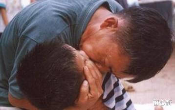 两孩子溺水,爸爸先救自家孩子反被骂,宝爸的一句话,众人哑口无言