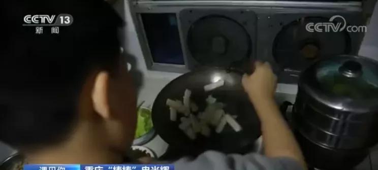 父亲早逝,母亲改嫁,8岁仅40斤,他的一句话让人哭了
