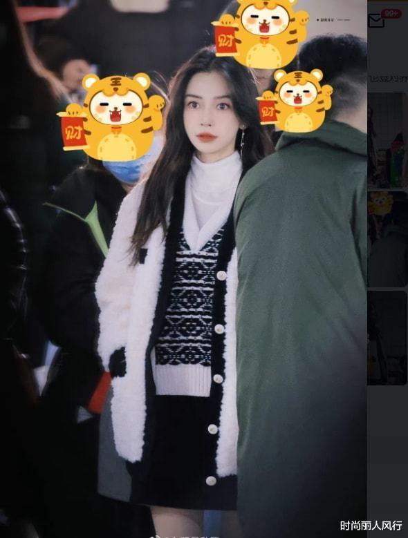 任嘉伦|任嘉伦baby的第一张同框照！baby穿学院风美开挂，任嘉伦却尴尬了