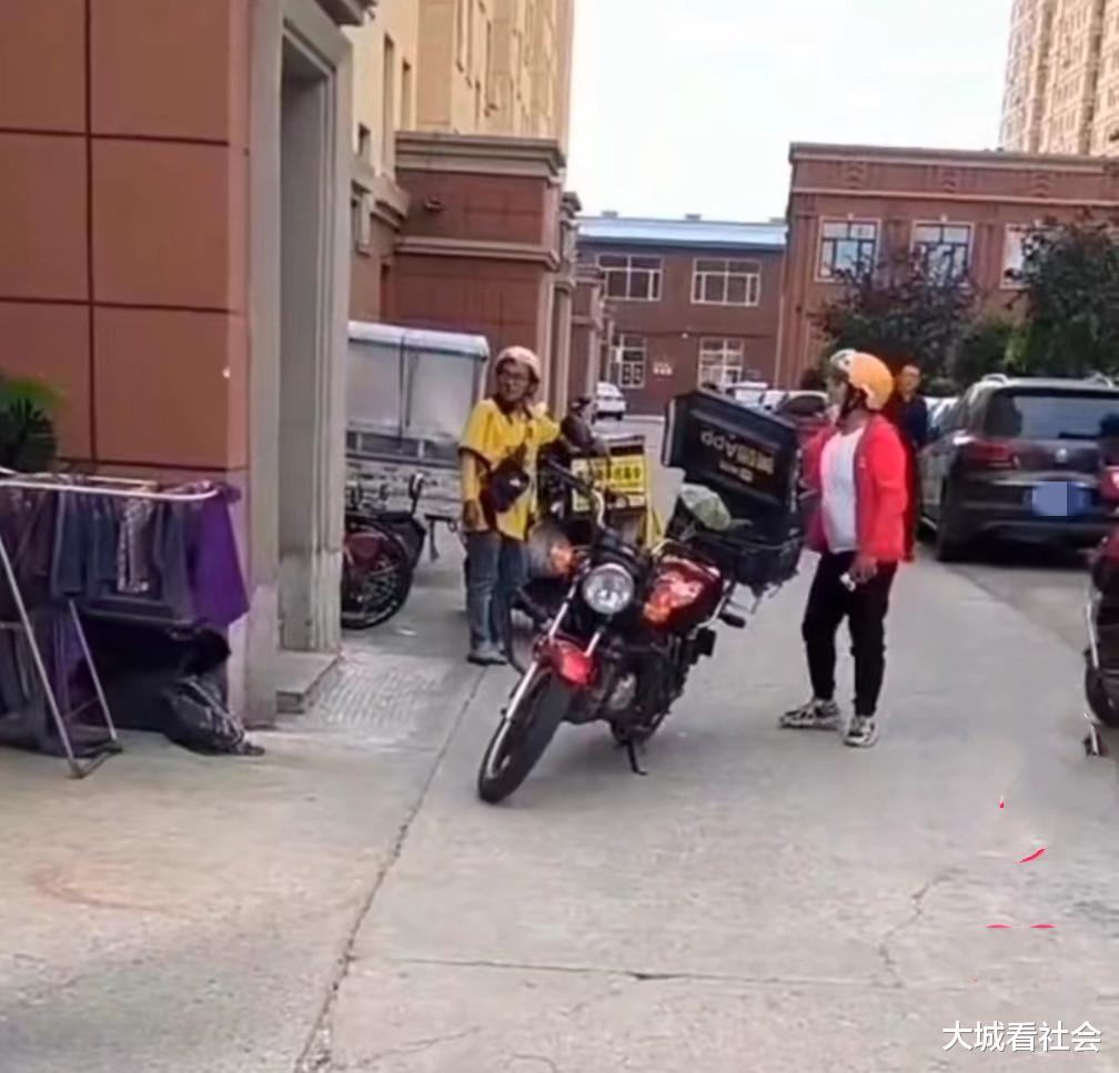 写错地址还不承认?黑龙江一外卖员和女子争吵,女子:我没错