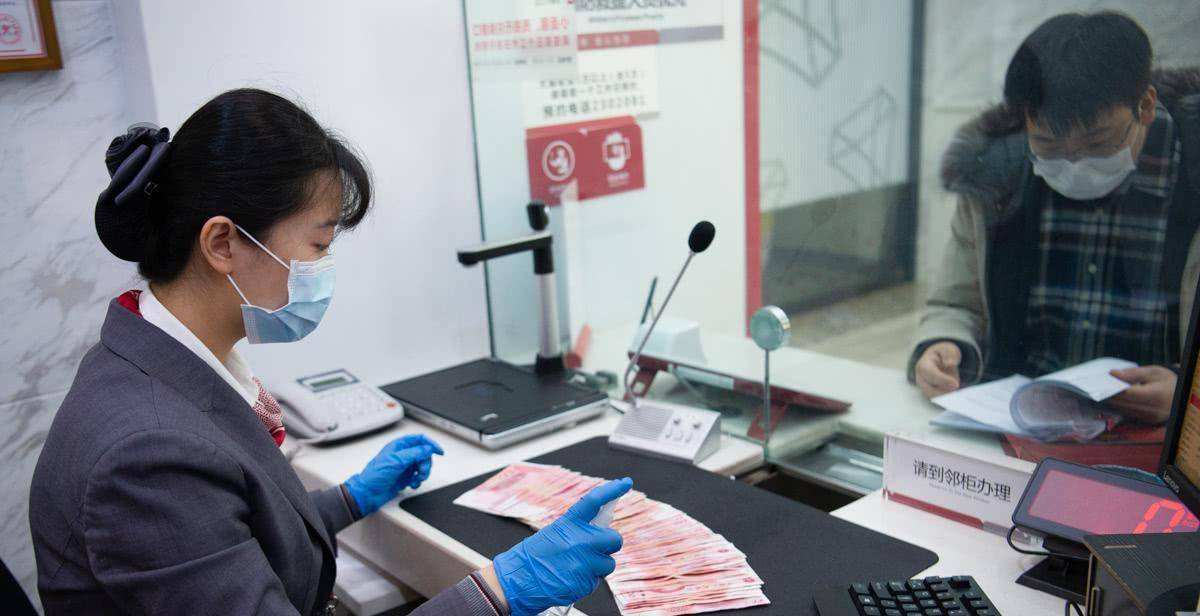 浙江台州,一男子邱某由于需要用到钱,于是前往银行柜台办理5万元的取款业务