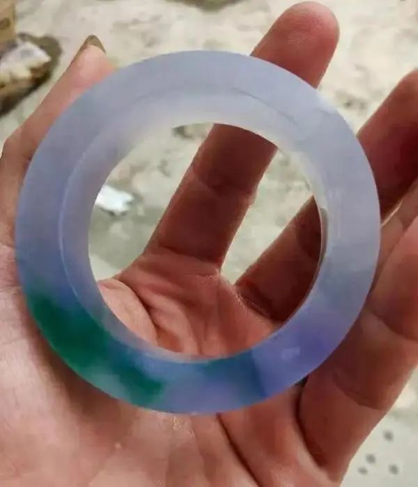 翡翠|底价180万欧元满是裂的翡翠原石,被土豪老板拿下后涨翻了!