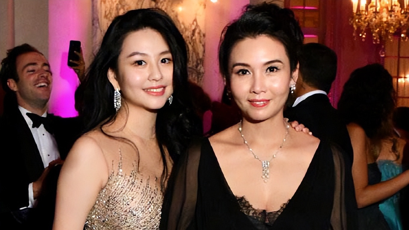 邱淑贞|邱淑贞携大女儿逛街被拍，穿旧拖鞋配袜很节俭，54岁身材仍出众