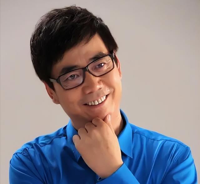 范明|范明：闪婚娶大6岁离异女富豪，把继子当亲儿子养，如今儿女双全