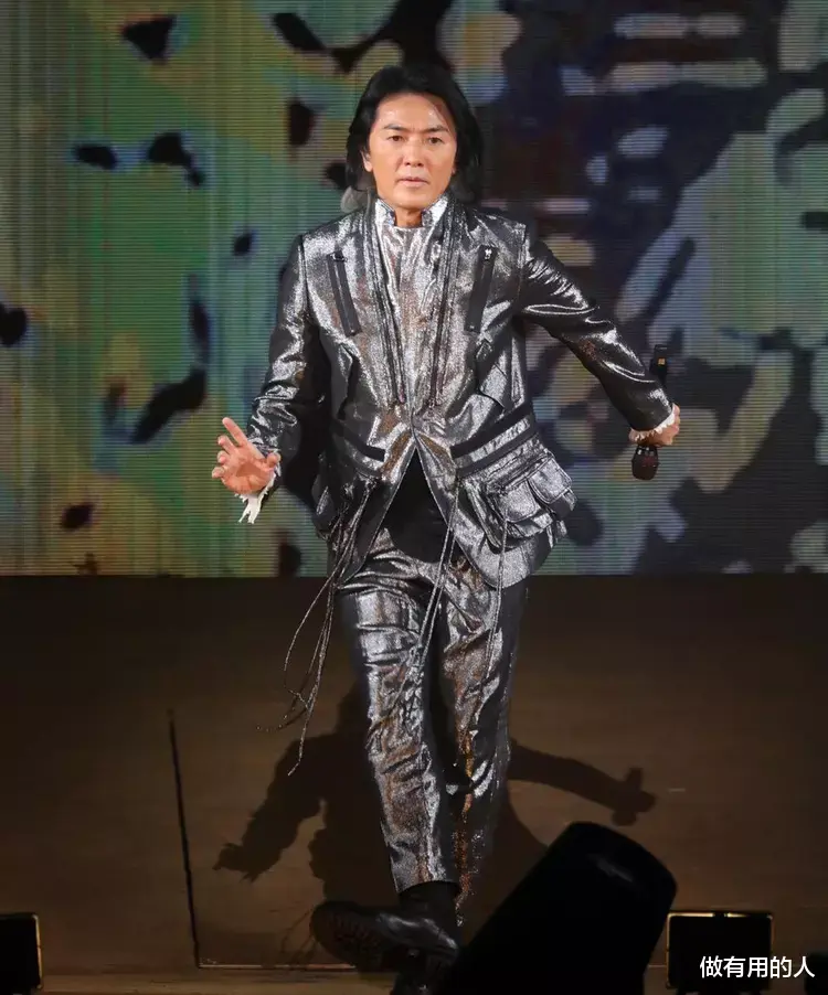 郑伊健|郑伊健时隔三年红馆开唱，生图曝光老到认不出，皮肤松垮法令纹深