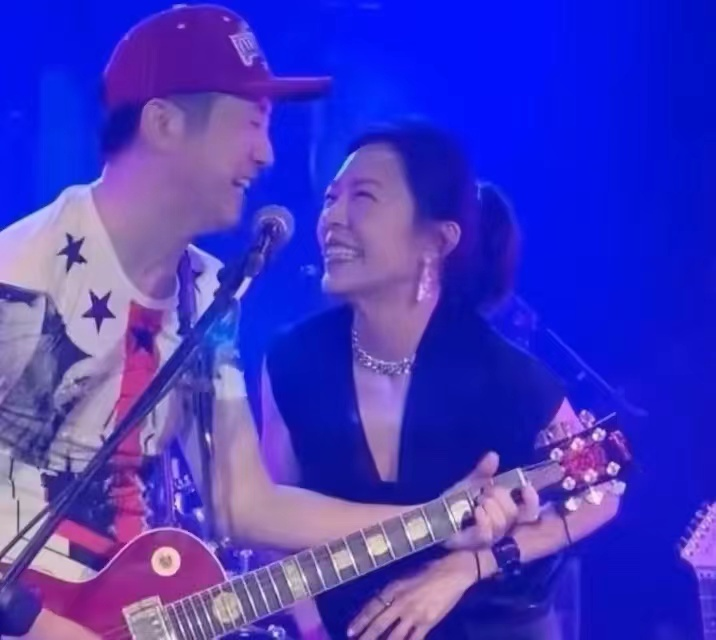 韦唯|众星过圣诞：李连杰女儿海边度假，秋瓷炫秀恩爱，唐鹤德令人泪目