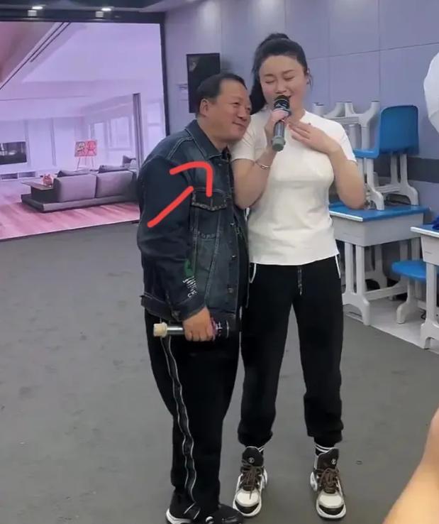 关婷娜|谢广坤脸贴关婷娜身体，亲昵搂肩引争议，网友：小心大拿收拾你