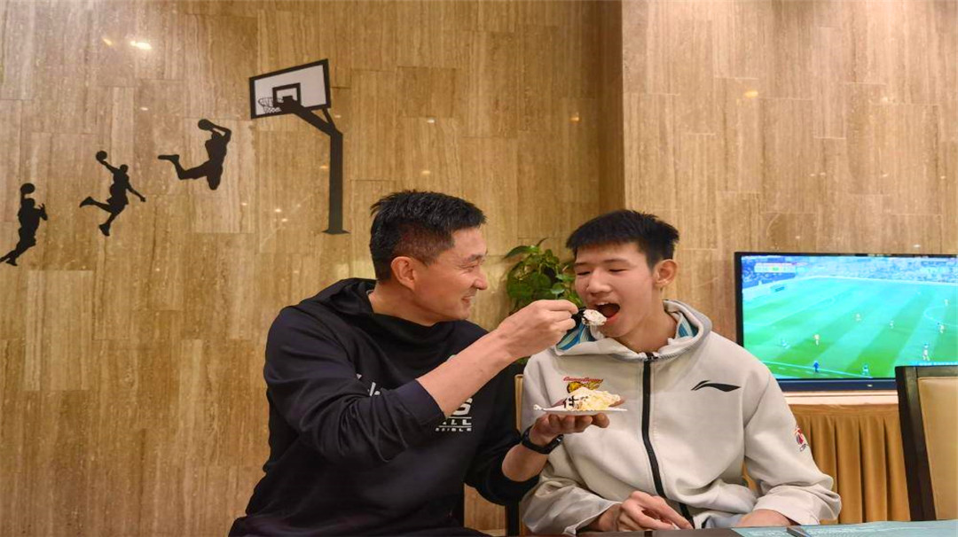广东男篮|成功拿下！宏远队首笔签约正式达成：阿联大赞朱芳雨慧眼识人