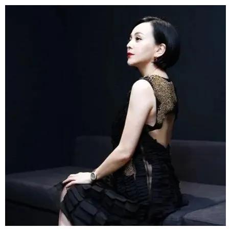 “中年美妇”王琳：两婚两离，35岁生下儿子，52岁还宛如少女