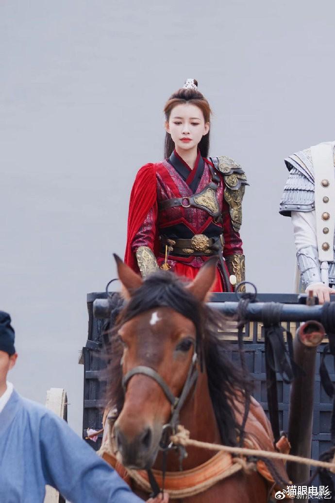 孙怡|28岁孙怡cos孙尚香，一身红衣尽显侠女气质，网友：姐姐好漂亮