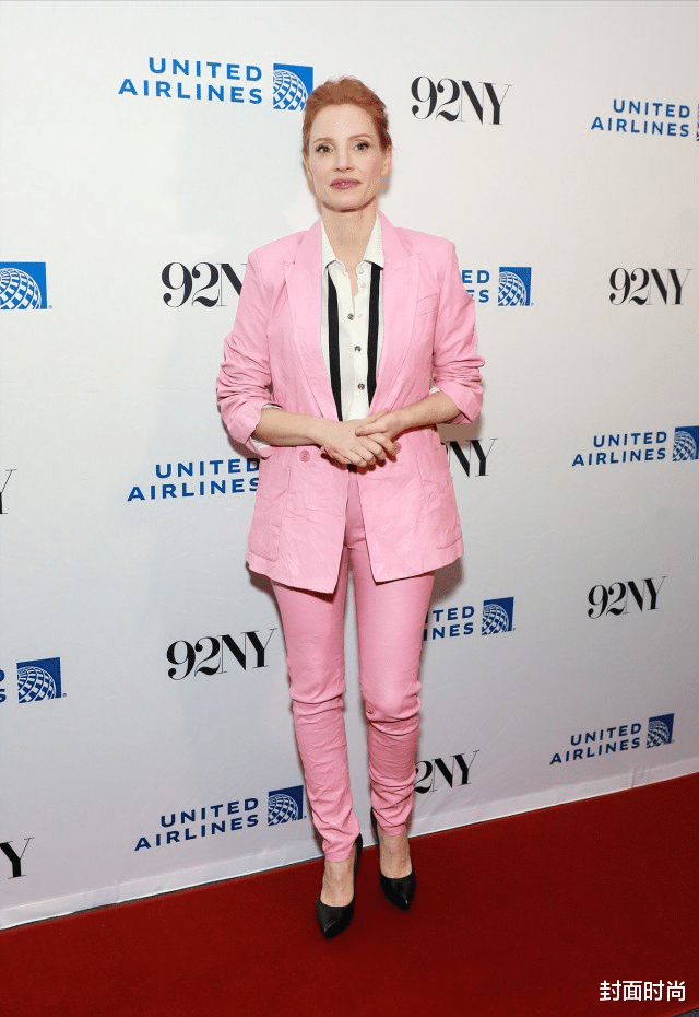 运动 “劳模姐”真是风情万种,45岁穿粉裙尽显温柔,红唇看着好高贵