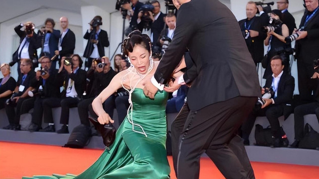 明星|女明星抢镜有多拼？脱衣服、掀裙子、摔出吸奶器…一个比一个尴尬