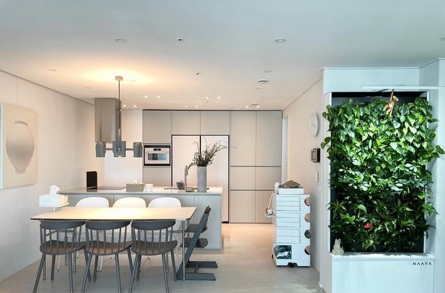 156把客厅当作中心，简单摆放2件家具，宽敞空旷从孩子需求出发