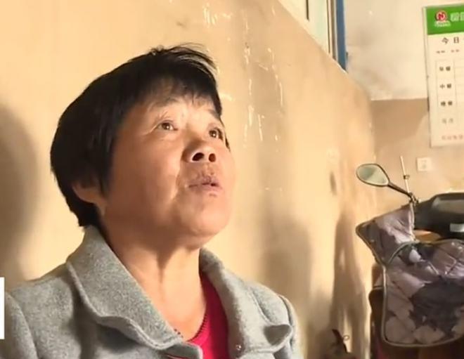 富商儿子2岁离奇失踪,32年后在山区找到,认亲会“跪食”父母恩