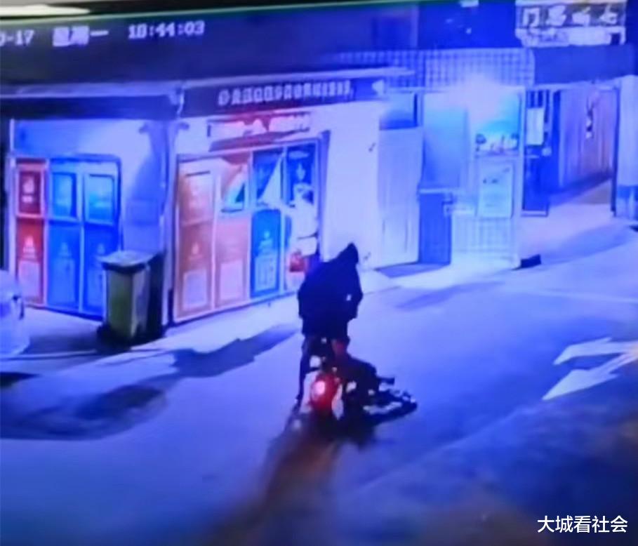 倒霉!福建一熊孩子骑单车摔倒,男子正好经过摊上事,家长:赔钱