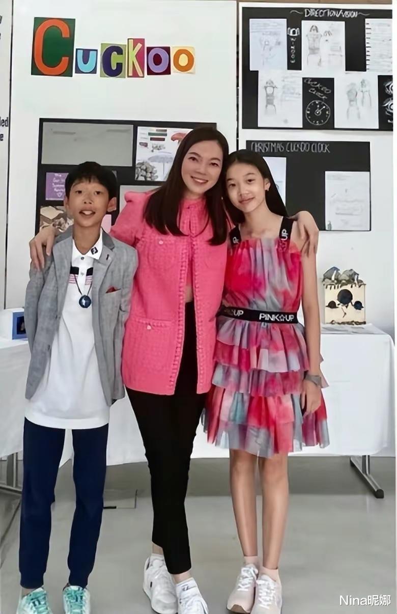 曾馨莹|富士康老板娘子女罕见合体,女儿穿裙似妈翻版,儿子颜值被爸拉垮