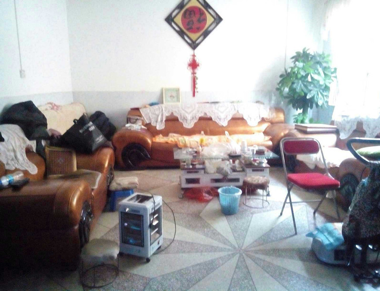 婆婆才49岁就懒成这样,客厅没法待,厨房脏成这样,做饭谁敢吃