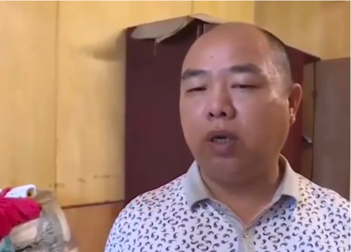 48岁男子,再婚18年后,每天早出晚归,将赚到的钱都交给妻子保管