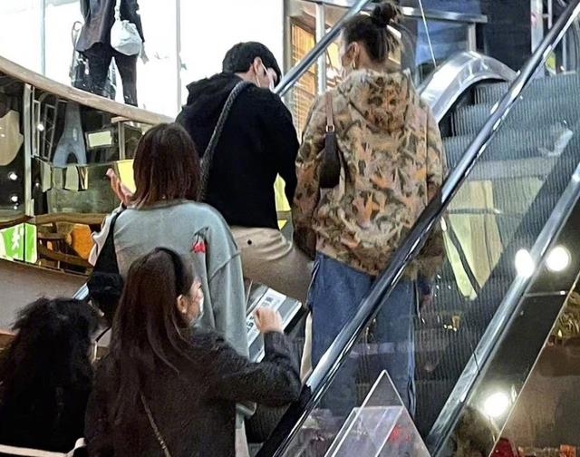 |井柏然刘雯牵手逛三里屯！两人一路有说有笑，看上去既时髦又养眼