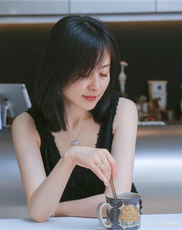 短发 女人50岁以后“发型决定状态”,建议远离大背头,这些更洋气减龄