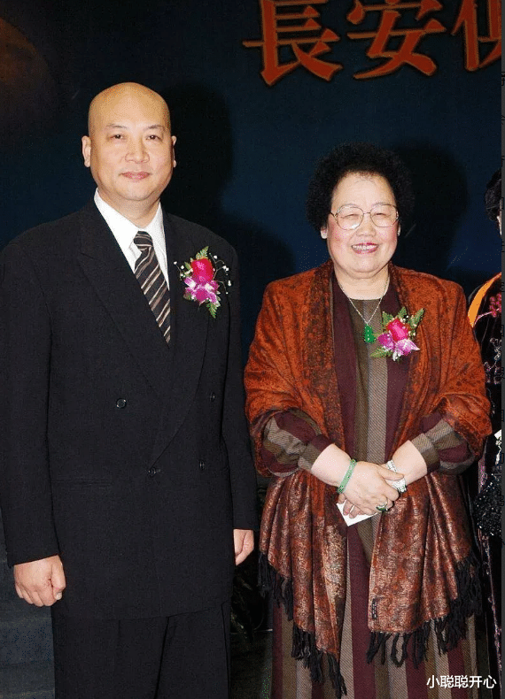 赵本山|1990年，赵本山看见赵丽蓉开门，扑通一声就跪下了，被她拒绝了？