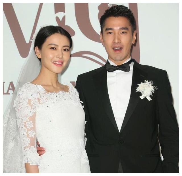 高圆圆|广州街头偶遇高圆圆，扎丸子头气质独特，与闺蜜合影对比明显