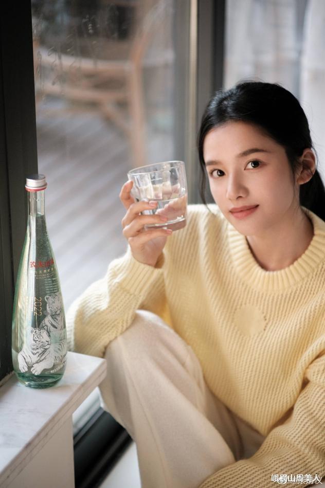 化妆 ?“网红式化妆”耽误了多少普通女孩?妆感重、妆面脏最为“致命”