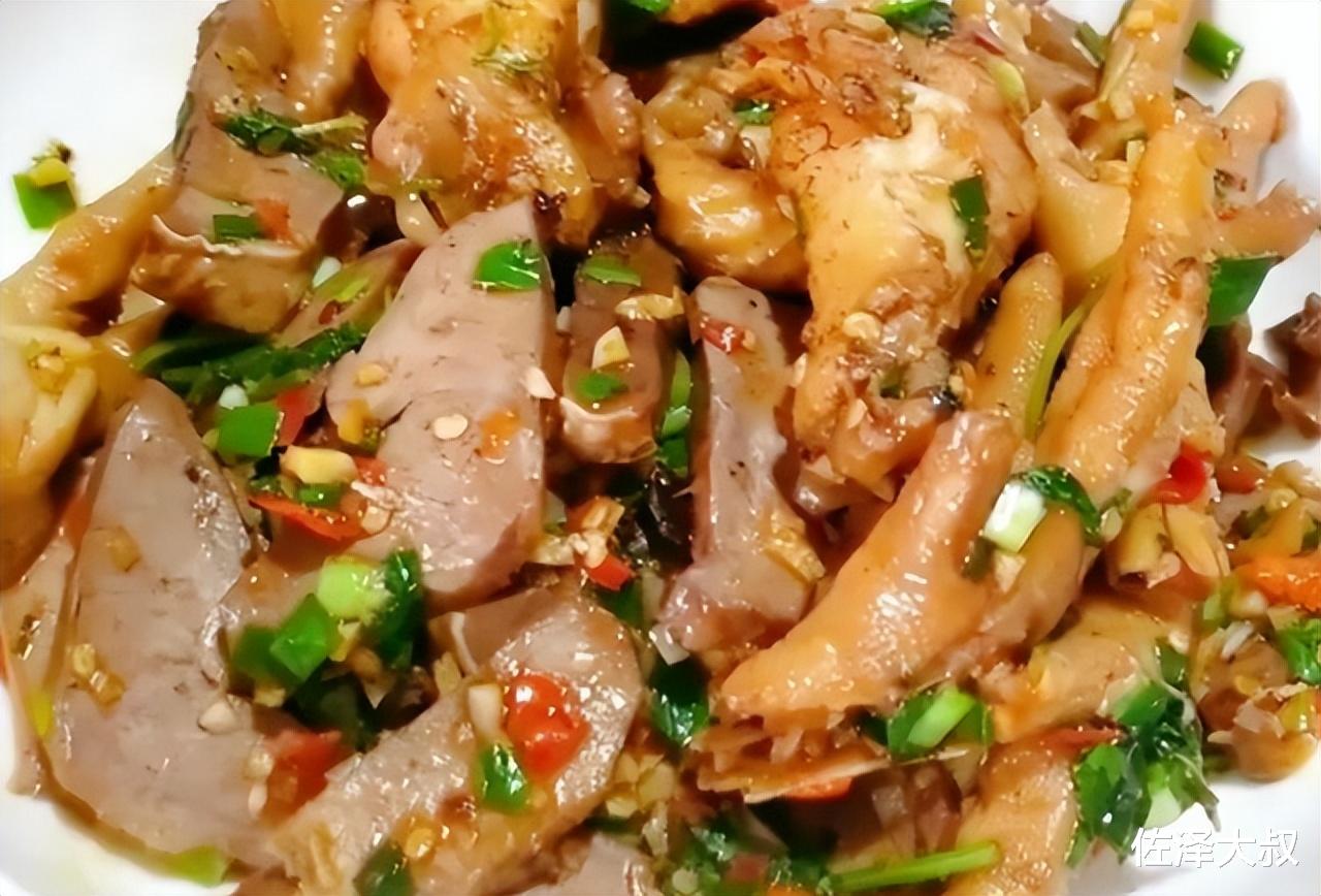 路边一破烂卤肉摊,因老板娘走红,客人争着排队买,其着装惹争议