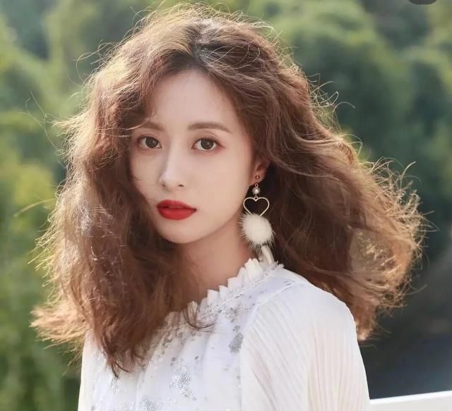 Angelababy 女人“颜值不够，发型来凑”，可别被这些丑发型，放大了你的缺点