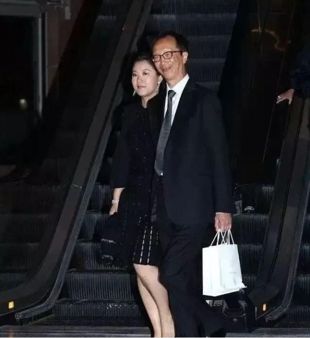 爱情骗子|伏明霞和老公出席活动,43岁的她发福严重,两人全程手牵手