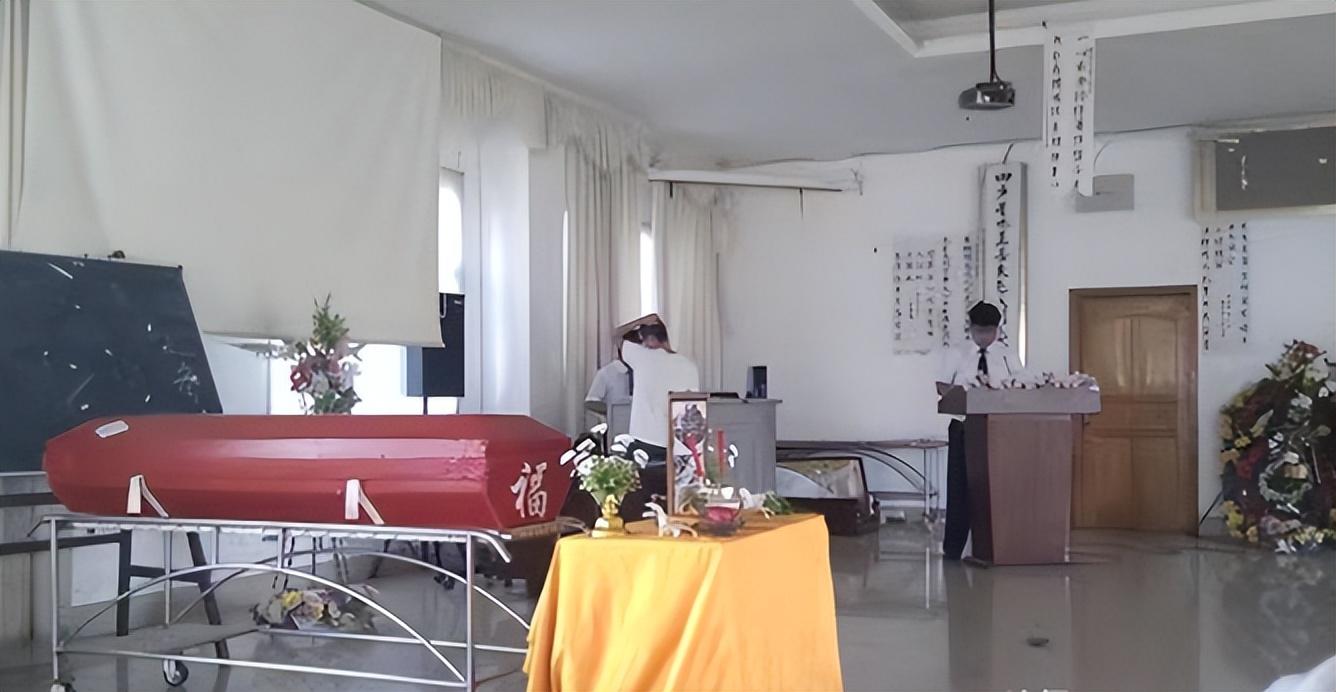2013年,东北漂亮女孩成“入殓师”,入行9年,接触50000多个尸体