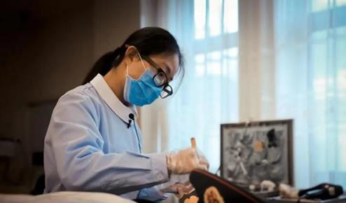 95后女孩当入殓师,月薪6000,网友喊话:给我100万都不干