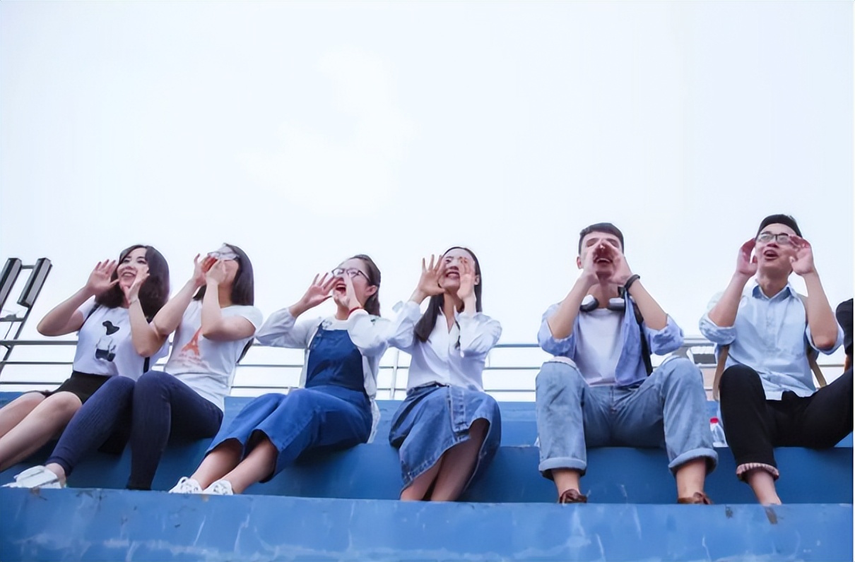 女大学生晒“母女同款”照,妈妈气质完胜,网友:没对比就没伤害