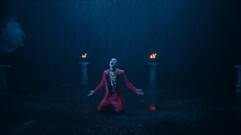 李承铉|李承铉微电影玫红西装搭配小丑妆，打破次元壁，背后暗含深意