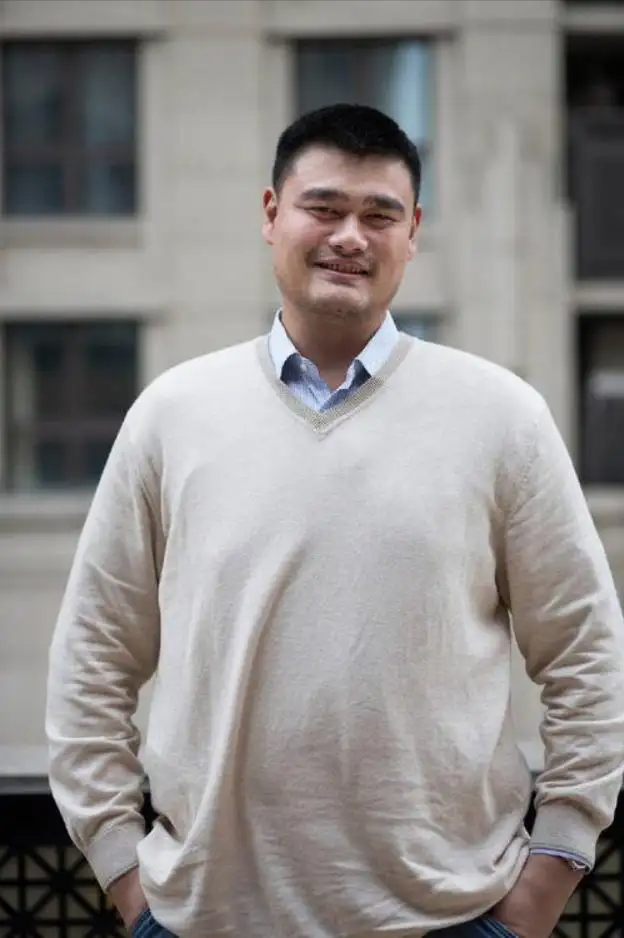 姚明|姚明现身上海做核酸,身形魁梧发福近500斤,对路人发飙超吓人