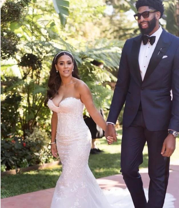 杨戬|美女和巨兽!2米08浓眉搂1米65白人娇妻庆祝,结婚1周年儿女双全