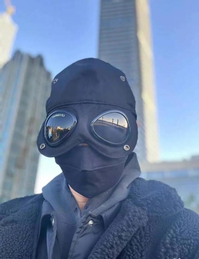 黄晓明|黄晓明得寻麻疹后首次露面，排队做核酸