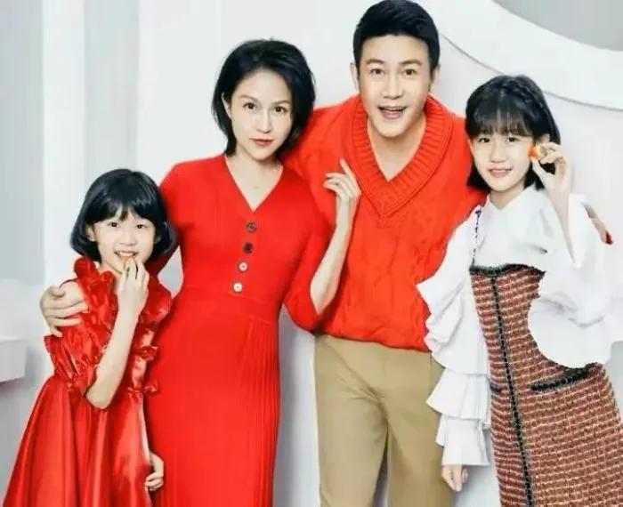 陆毅|陆毅一家四口逛街,同框大长腿抢镜,贴心为女儿提购物篮超宠溺