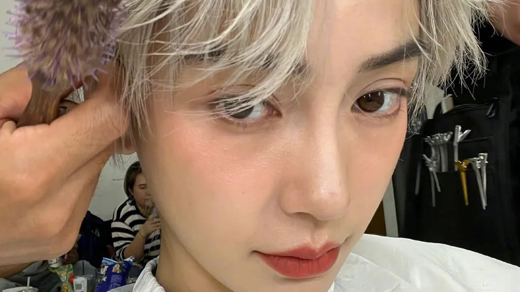 Angelababy|baby银发造型又翻车，撞脸郭采洁陈法蓉，生图浮肿过度依赖修图