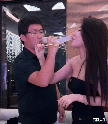 姜涛|明星姜涛重庆之旅结束，与女网红野岛喝交杯酒告别，此行收获满满